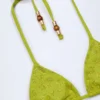 Top de bikini triangular con detalle de charm Comoros en verde oliva