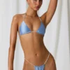 Top de bikini triangular con detalles de perlas Keshi en azul cielo