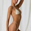 Top de bikini triangular Keshi con detalles de perlas en blanco perla