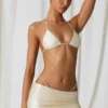 Top de bikini triangular Keshi con detalles de perlas en blanco perla