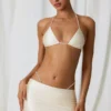 Top de bikini triangular Keshi con detalles de perlas en blanco perla