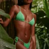 Top de bikini triangular multiusos de seersucker en verde espuma de mar