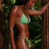 Top de bikini triangular multiusos de seersucker en verde espuma de mar