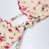 Top de bikini triangular Noia en rojo con estampado floral