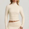 Top de cuello alto con espalda descubierta y fruncidos Auri Modal en color marfil