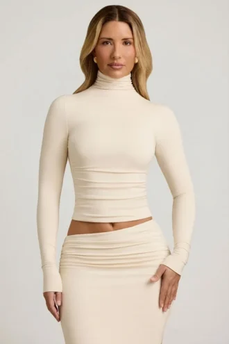 Top de cuello alto con espalda descubierta y fruncidos Auri Modal en color marfil