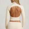 Top de cuello alto con espalda descubierta y fruncidos Auri Modal en color marfil