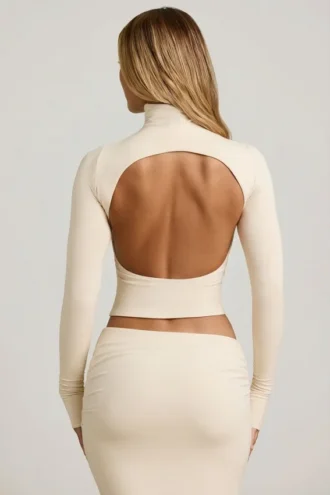 Top de cuello alto con espalda descubierta y fruncidos Auri Modal en color marfil