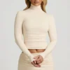 Top de cuello alto con espalda descubierta y fruncidos Auri Modal en color marfil
