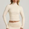 Top de cuello alto con espalda descubierta y fruncidos Auri Modal en color marfil