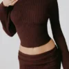 Top de cuello en V de punto acanalado Wilona en color espresso