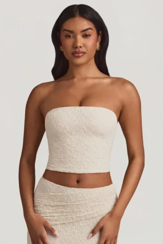 Top de encaje sin tirantes con fruncidos Tamia en color marfil