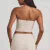 Top de encaje sin tirantes con fruncidos Tamia en color marfil