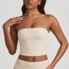 Top de encaje sin tirantes con fruncidos Tamia en color marfil