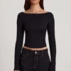 Top de manga larga con cuello barco Charliane en Modal, color negro