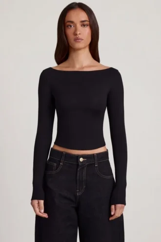Top de manga larga con cuello barco Charliane en Modal, color negro
