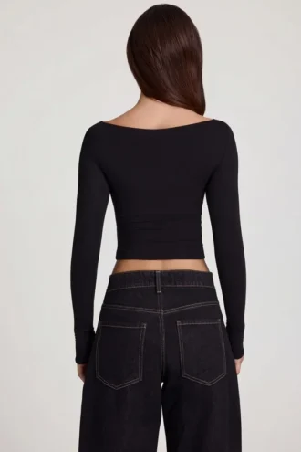 Top de manga larga con cuello barco Charliane en Modal, color negro