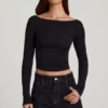 Top de manga larga con cuello barco Charliane en Modal, color negro