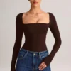 Top de manga larga con cuello cuadrado Kaia Modal en marrón chocolate