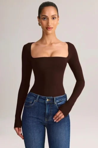 Top de manga larga con cuello cuadrado Kaia Modal en marrón chocolate