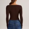 Top de manga larga con cuello cuadrado Kaia Modal en marrón chocolate
