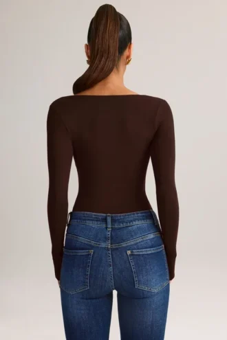 Top de manga larga con cuello cuadrado Kaia Modal en marrón chocolate