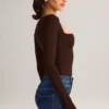 Top de manga larga con cuello cuadrado Kaia Modal en marrón chocolate