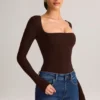 Top de manga larga con cuello cuadrado Kaia Modal en marrón chocolate