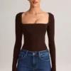 Top de manga larga con cuello cuadrado Kaia Modal en marrón chocolate