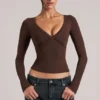 Top de manga larga con cuello en V Zyra  en marrón chocolate