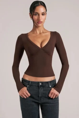 Top de manga larga con cuello en V Zyra  en marrón chocolate