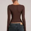 Top de manga larga con cuello en V Zyra  en marrón chocolate