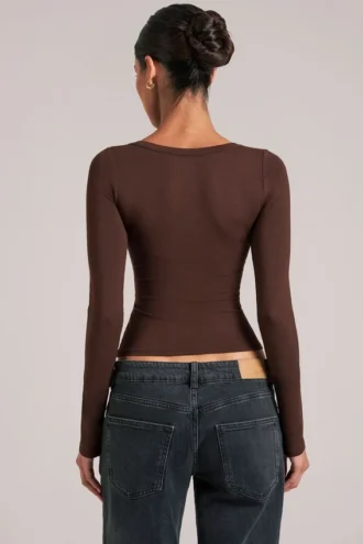 Top de manga larga con cuello en V Zyra  en marrón chocolate