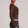 Top de manga larga con cuello en V Zyra  en marrón chocolate