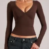 Top de manga larga con cuello en V Zyra  en marrón chocolate