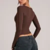 Top de manga larga con cuello en V Zyra  en marrón chocolate