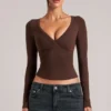 Top de manga larga con cuello en V Zyra  en marrón chocolate