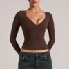 Top de manga larga con cuello en V Zyra  en marrón chocolate