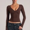 Top de manga larga con cuello en V Zyra  en marrón chocolate