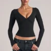Top de manga larga con cuello en V Zyra  en negro