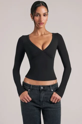 Top de manga larga con cuello en V Zyra  en negro