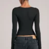 Top de manga larga con cuello en V Zyra  en negro