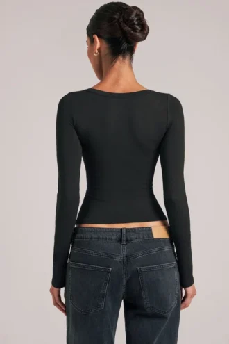 Top de manga larga con cuello en V Zyra  en negro