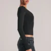 Top de manga larga con cuello en V Zyra  en negro