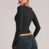 Top de manga larga con cuello en V Zyra  en negro