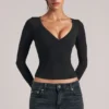 Top de manga larga con cuello en V Zyra  en negro