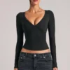 Top de manga larga con cuello en V Zyra  en negro
