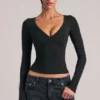 Top de manga larga con cuello en V Zyra  en negro
