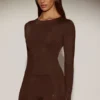 Top de manga larga con cuello redondo y adornos Venia en marrón chocolate