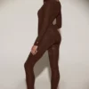 Top de manga larga con cuello redondo y adornos Venia en marrón chocolate